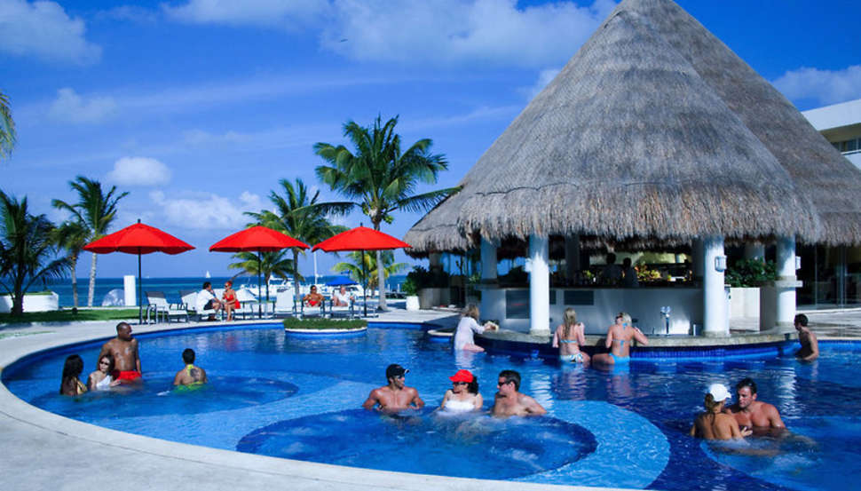 Temptation Cancun Resort met luxe bar met uitzicht