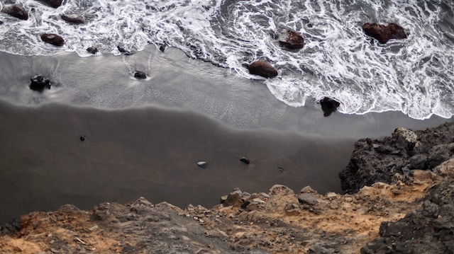 ruige kliffen bij Charco de Isla Cangrejo in Los Gigantes